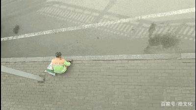 老人写英语.jpg